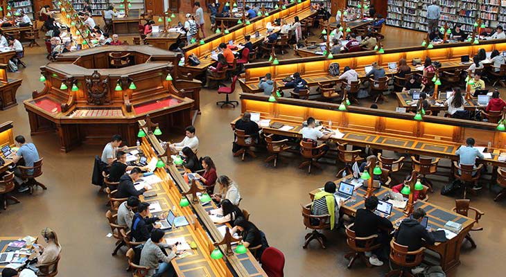 Bibliothèque d'université pris du dessus