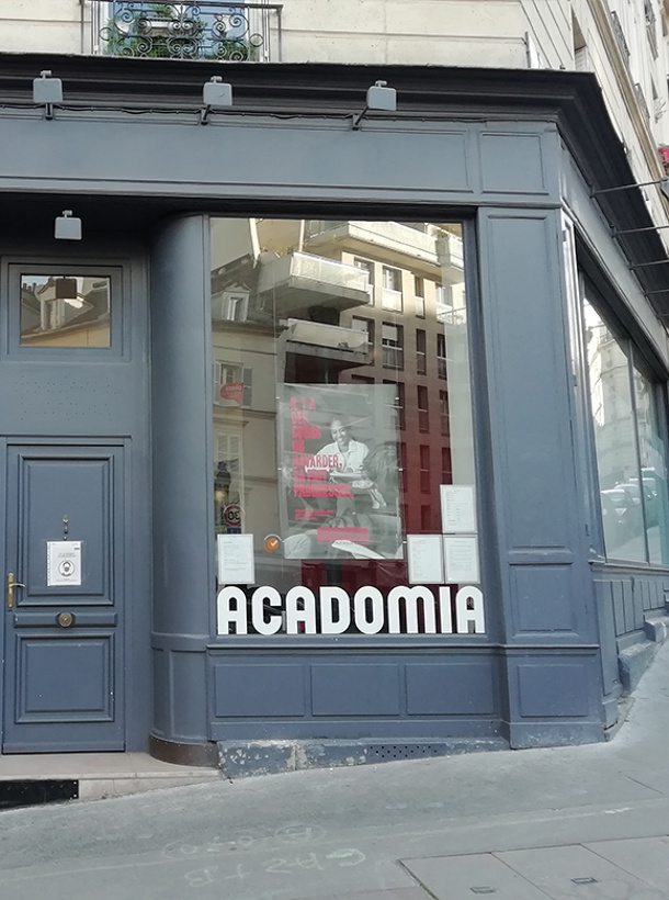 Devanture de l'agence Acadomia à Paris 18