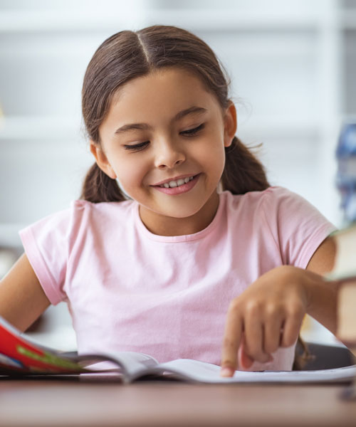 Portrait d'une élève de CE1 en train de lire