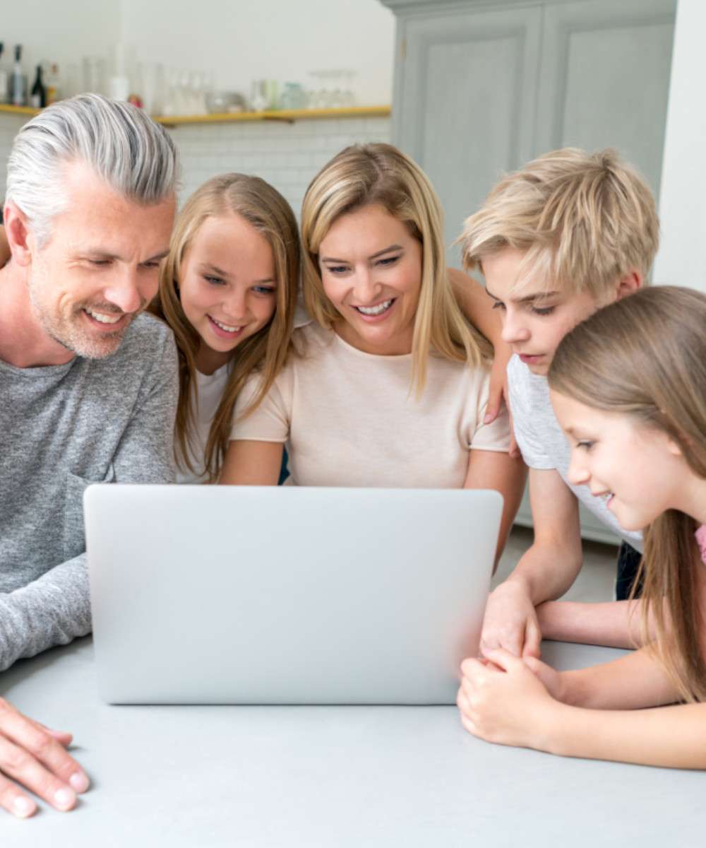 Famille devant ordinateur pour voir le programme client Acadomia