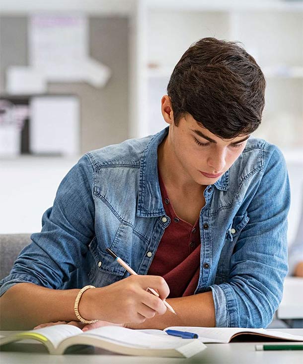 Etudiant préparant un concours, en travaillant à la maison