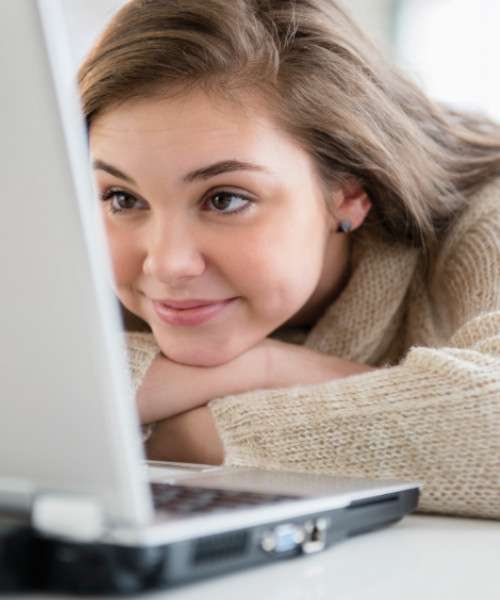 Jeune fille devant son ordinateur pour des conseils en orientation avec Acadomia