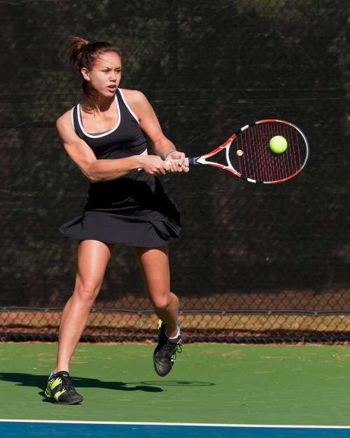 Jeune fille jouant au tennis