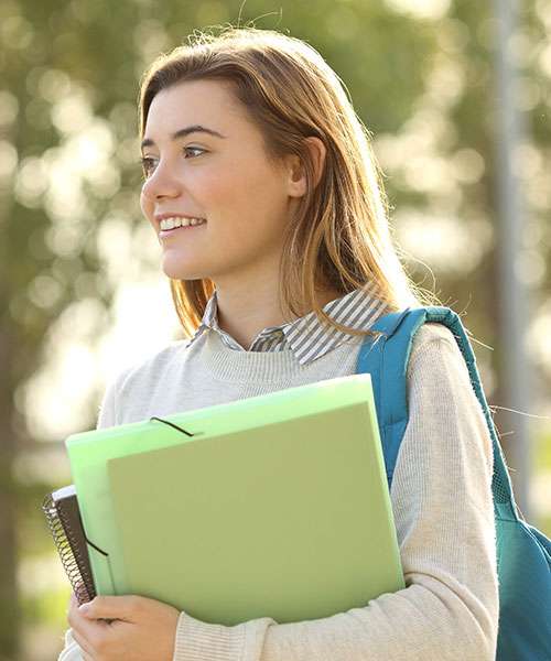 Portrait d'une jeune élève de lycée Acadomia