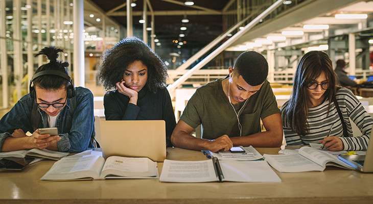 Etudiants travaillant leur parcoursup avec Acadomia