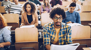 étudiants en soutien scolaire en école de commerce avec Acadomia