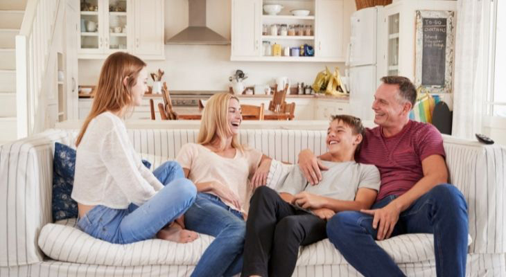 Famille se rassemble avant la rentrée des enfants