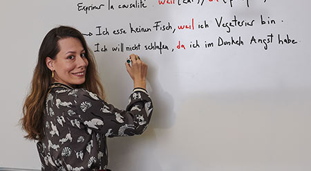 Enseignante Acadomia qui donne un cours d'allemand