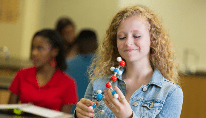 Jeune fille participant à un stage sciences et climat Acadomia