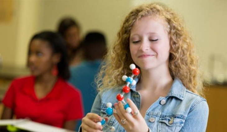 Lycéenne qui se prépare à entrer en école d'ingénieur