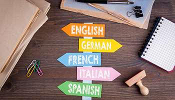 Panneau affichant les langues : anglais, allemand, français, italien et espagnol