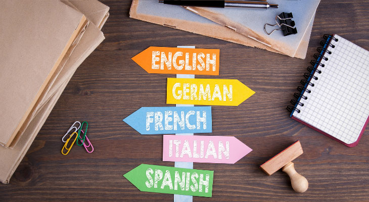 Panneau affichant les langues : anglais, allemand, français, italien et espagnol