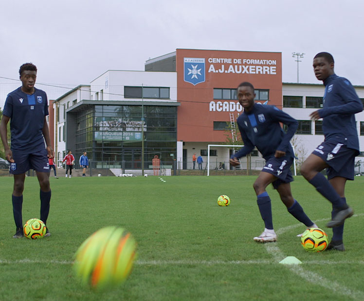 Entraînement des jeunes footballeurs du centre de formation AJ Auxerre, partenaire d'Acadomia