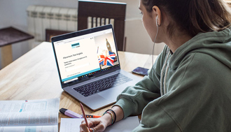 Étudiante qui fait son test de placement Acadomia