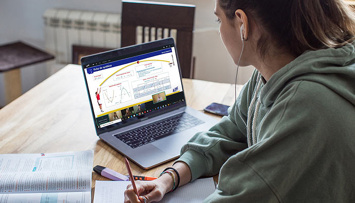 Une élève devant son écran pour un cours en ligne collectif Acadomia