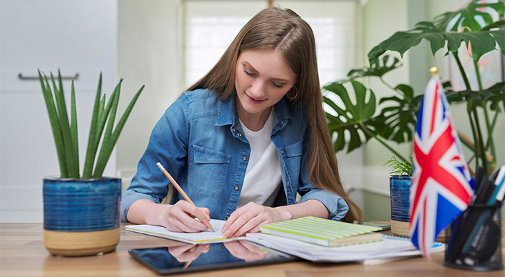 Élève de niveau lycée qui révise son cours d'anglais