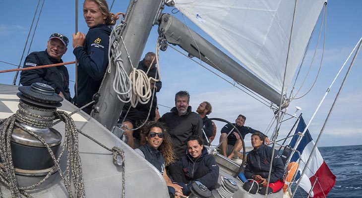 Photo du groupe de navigateur sur le bateau pour l'ocean globe race 2023